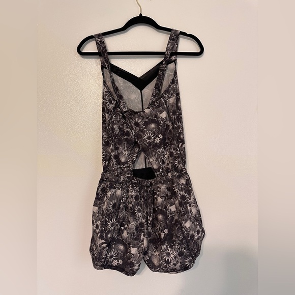 Lululemon Be Free Runsie Romper in Flowabunga Black White Floral size 6 - Picture 6 of 7